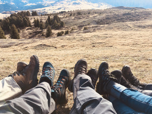 Team Hedwig beim Wandern in der Gebirgslandschaft der Dolomiten