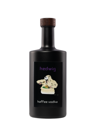 hedwig Kaffee Vodka Flasche ohne Schnaps Glas gefüllt mit der Spirituose