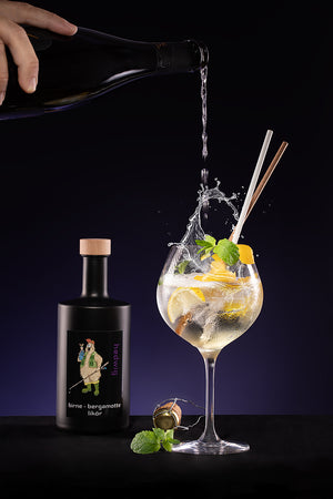 hedwig bergamotte Likör Flasche mit Bergamotte Spritz Cocktail in einem schön angerichteten Glas