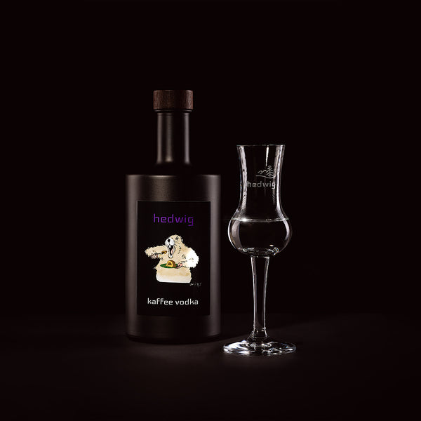 hedwig Birne Bergamotte Likör mit Schnaps Glas gefüllt mit der Spirituose