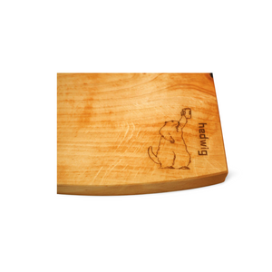 hedwig das Murmeltier Brotzeit Brettl aus hochwertigem Erlenholz. Abbildung mit Hedwig beim Biertrinken